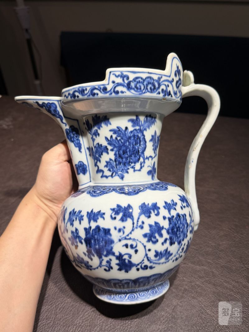 清乾隆 青花缠枝花卉纹僧帽壶 - 图3